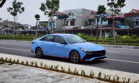 Hyundai Elantra N 2023 giá gần 2 tỉ đồng lộ diện 'trần trụi' tại Việt Nam