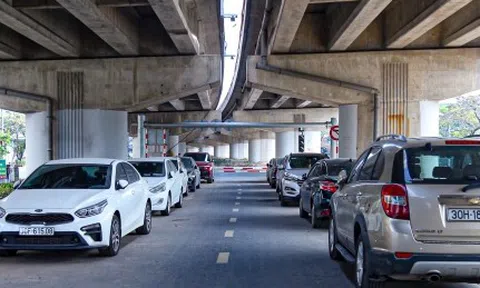 Hà Nội: Cầu vòm 65 tỷ đồng dành cho xe máy biến thành bãi đỗ ô tô, nơi đổ rác