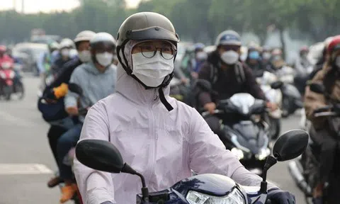 Trời se lạnh và sương mù dày đặc, người dân TPHCM khoác áo ấm ra đường