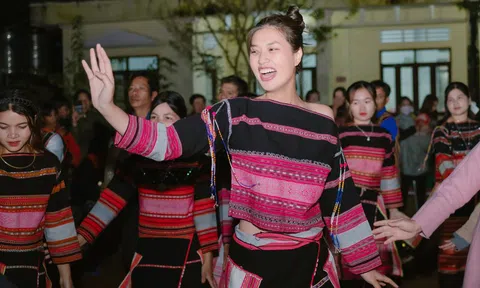 Hoa hậu Thiên Ân diện trang phục dân tộc Bana, múa cồng chiêng