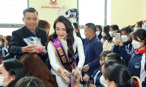 Hoa hậu 18 tuổi Nguyễn Mai Anh xúc động về thăm trường