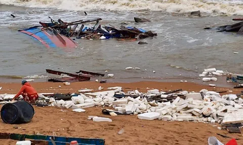 Phú Yên: Tàu cá tiền tỉ ra khơi bị mắc cạn, sóng đánh tan tành