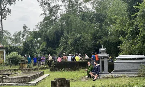 Đi hái nấm, phát hiện bộ xương người cạnh nghĩa địa