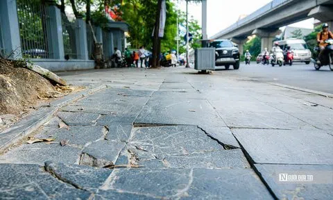 Chủ tịch Hà Nội yêu cầu đánh giá nguyên nhân đá vỉa hè nứt vỡ