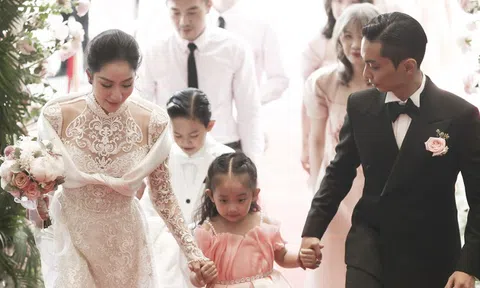 Khánh Thi khóc trong lễ ăn hỏi