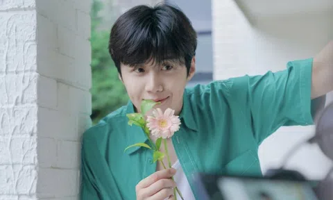 Mỹ nam 'Hometown Cha cha cha' Kim Seon Ho trở lại bùng nổ sau scandal