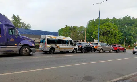Xe container và 4 ô tô tông liên hoàn trên đường huyết mạch ở Bình Dương