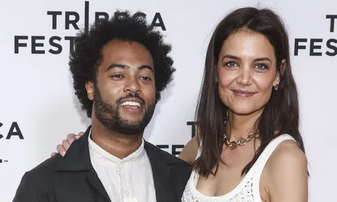 Katie Holmes chia tay tình trẻ sau 8 tháng hẹn hò