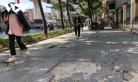 Hà Nội yêu cầu làm rõ nguyên nhân đá lát vỉa hè vỡ nát sau thời gian ngắn sử dụng