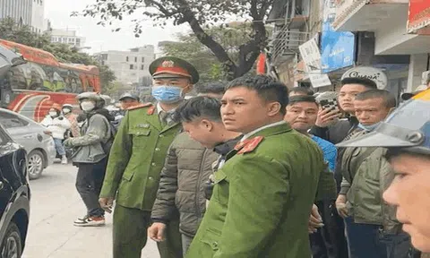 CLIP: Nam thanh niên đi xe Mazda gí súng vào đầu tài xế xe chở tiền ngân hàng