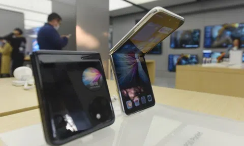 Lý do các nhà sản xuất ưa thích điện thoại gập