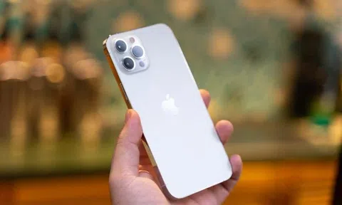 iPhone 12 Pro Max bỗng dưng đắt hàng