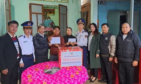 Vùng Cảnh sát biển 2 hỗ trợ ngư dân bị chìm tàu