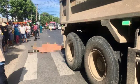 Thương tâm anh trai 10 tuổi chở em gái 8 tuổi trên xe đạp bị xe ben tông