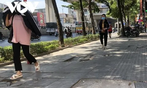 Hà Nội sẽ chấm dứt được tình trạng tập kết ô tô làm nát vỉa hè?