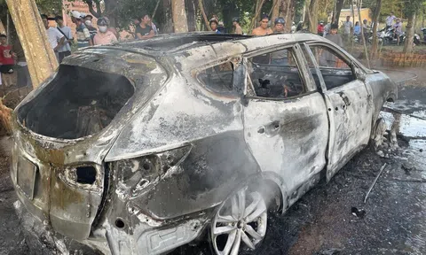 Trong "chớp mắt", ôtô 7 chỗ cháy rụi trước sự ngỡ ngàng của nhiều người