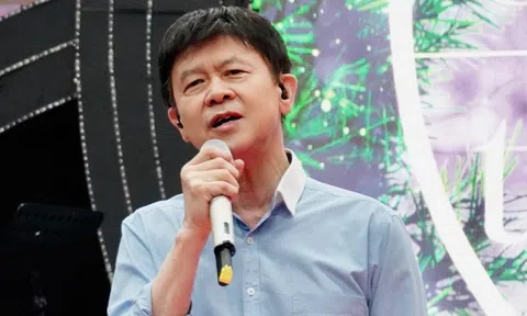 Ca sĩ Thái Châu: Vợ thức đêm may áo cho tôi đi diễn