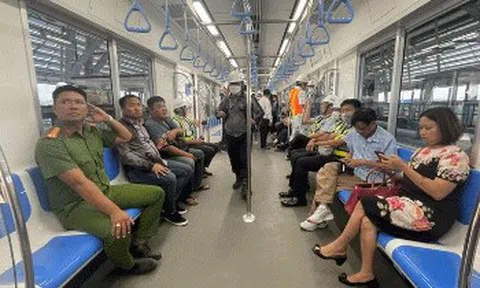 Hào hứng trải nghiệm tàu metro 1 "dạo phố"