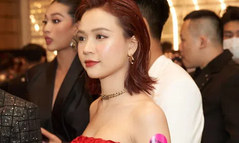 Sam gợi cảm đi sự kiện sau khi được bạn trai cầu hôn