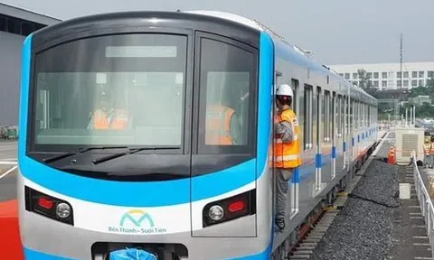 Cận cảnh đoàn tàu metro Bến Thành - Suối Tiên chạy thử ở TPHCM