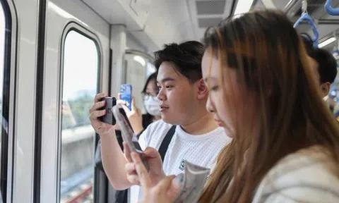 Clip, ảnh: Những hành khách đầu tiên được trải nghiệm trên tàu Metro số 1 TP.HCM