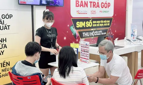 Khách khó mua điện thoại trả góp dịp cuối năm