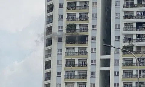 Cháy tòa nhà ở quận 11, hàng nghìn người tháo chạy