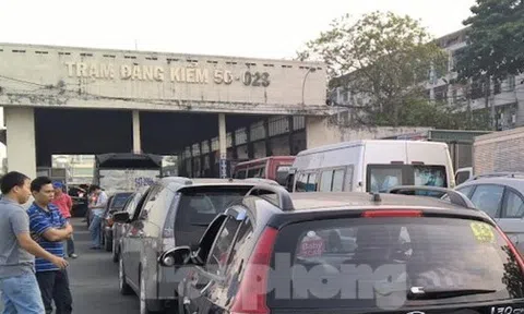 Người dân TPHCM đi đăng kiểm xe ô tô từ 3h sáng
