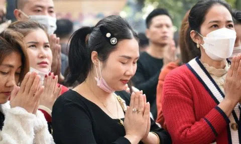 Người dân ùn ùn đổ về lễ phủ Tây Hồ ngày mùng 1 tháng Chạp