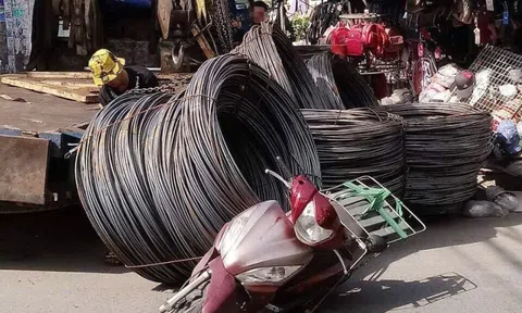 TP HCM: 5 cuộn sắt rơi xuống đường, người phụ nữ vứt xe, nhảy ra ngoài