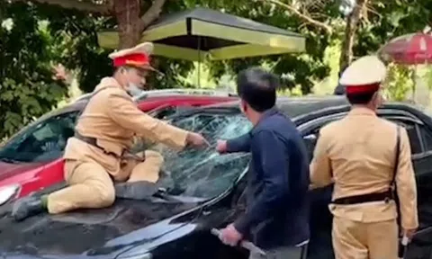 Phó giám đốc trung tâm giáo dục thường xuyên hất CSGT lên nắp capo phóng chạy