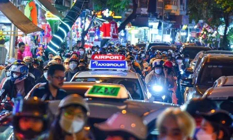 Đường Hà Nội ùn tắc 'không lối thoát' trong đêm Giáng sinh