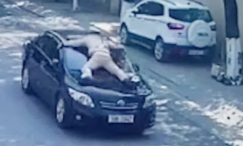 Phó Giám đốc Trung tâm Giáo dục thường xuyên hất CSGT lên nắp capo rồi bỏ chạy