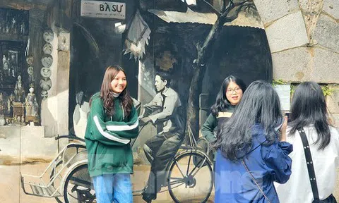 Được 'thay áo mới', phố bích họa Phùng Hưng đông vui ngày cuối tuần