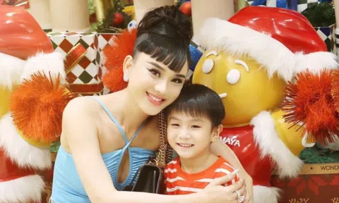 Lâm Khánh Chi tung bộ ảnh đón Giáng sinh cùng con trai