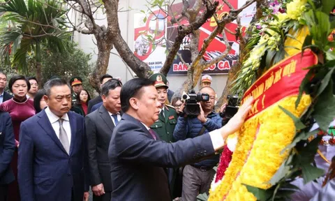 Lãnh đạo Thành phố Hà Nội dâng hương tại Đài tưởng niệm Khâm Thiên