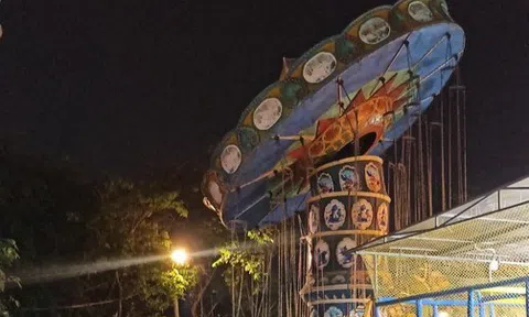 Đu quay ở Thủ Đức bất ngờ bị nghiêng, nhiều em nhỏ hoảng sợ