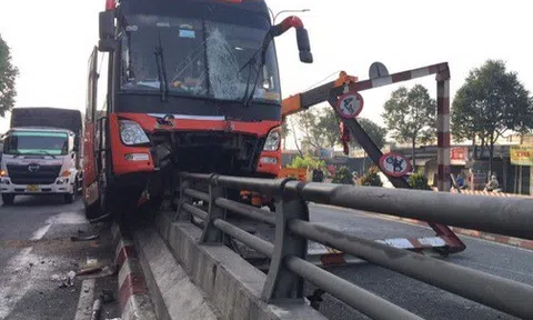 Xe giường nằm toác đầu, làm xiếc tại hầm chui ngã tư Vũng Tàu