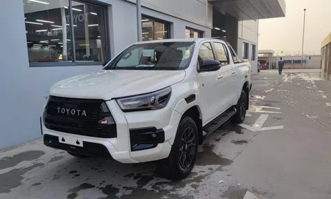 Toyota Hilux 2023 phiên bản GR Sport đầu tiên về Việt Nam