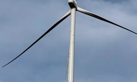 Một cánh quạt từ trụ điện gió ở Gia Lai bất ngờ bị gãy