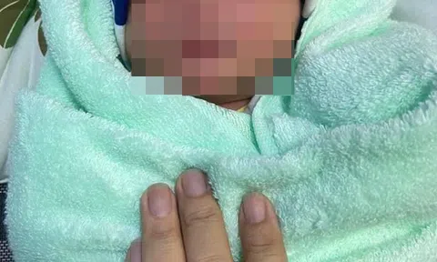 TP HCM: Cháu bé khoảng 2 ngày tuổi bị bỏ rơi trước cổng UBND phường