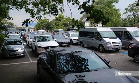 Hà Nội: Ôtô xếp hàng dài chờ 2 tiếng vẫn chưa đến lượt đăng kiểm