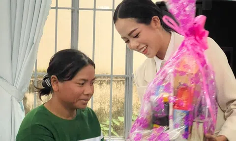 Hoa hậu Thanh Thủy giản dị đi làm từ thiện