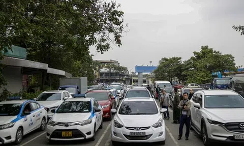 Hà Nội: Ô tô nườm nượp xếp hàng, chờ cả tiếng đồng hồ để đăng kiểm dịp cuối năm