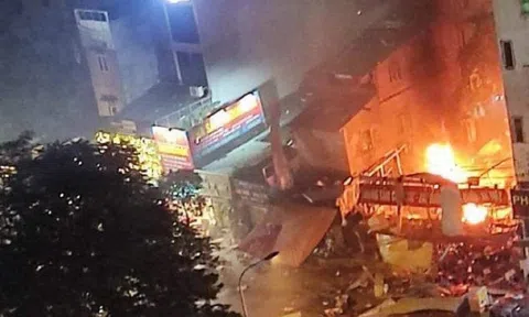 Cháy dữ dội sau tiếng nổ lớn tại trung tâm sửa chữa xe máy, 3 người bị thương