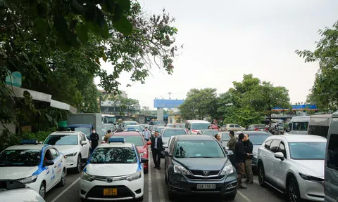 Clip: Hàng trăm xe ôtô nối đuôi nhau chờ đăng kiểm