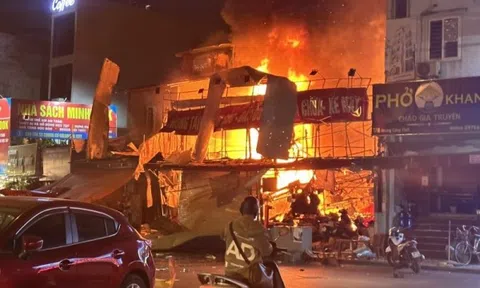 Cháy lớn tại cửa hàng sửa xe phố Hoàng Công Chất- Hà Nội