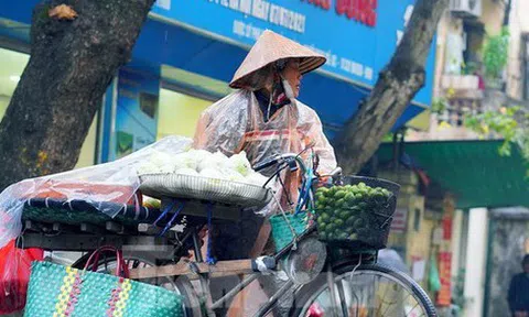 Người lao động ngoài đường phố Hà Nội quay quắt mưu sinh dưới mưa rét