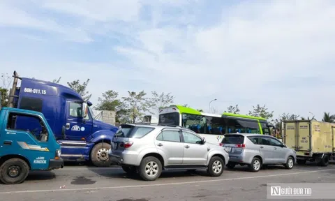 Trung tâm đăng kiểm nhiều nơi quá tải, tài xế than "30 năm mới gặp cảnh này"