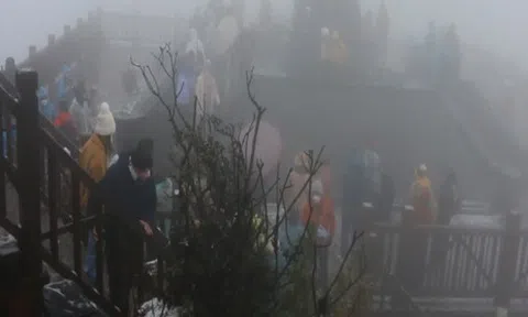 Du khách đổ xô lên Fansipan ngắm tuyết rơi